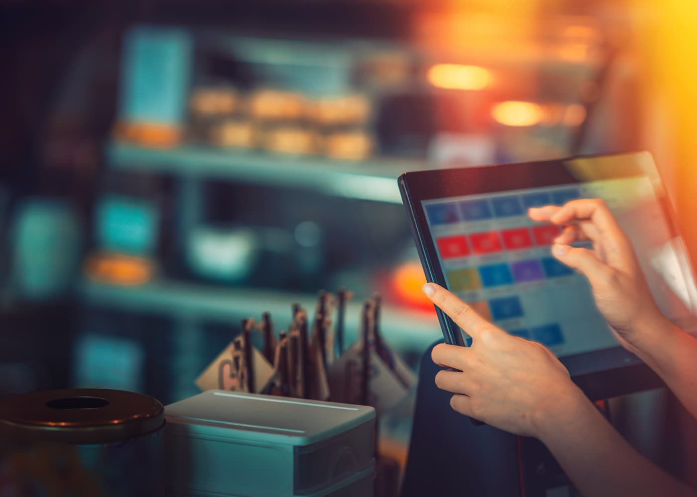 epos-cash person using tablet